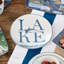 Assiette plate de 11 pouces Wake at the Lake, design rustique inspiré du bord du lac, grès durable, va au lave-vaisselle et au micro-ondes, vaisselle élégante sur le thème de la nature pour les repas et les réceptions de tous les jours