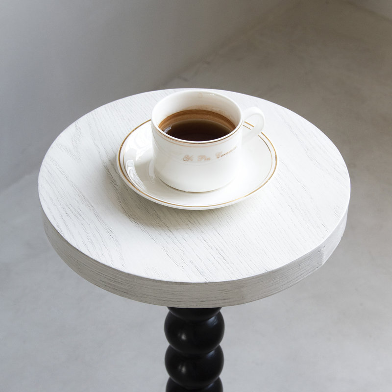 Petite table de bout à piédestal Gatik, table d'appoint contemporaine avec base noire et plateau blanc