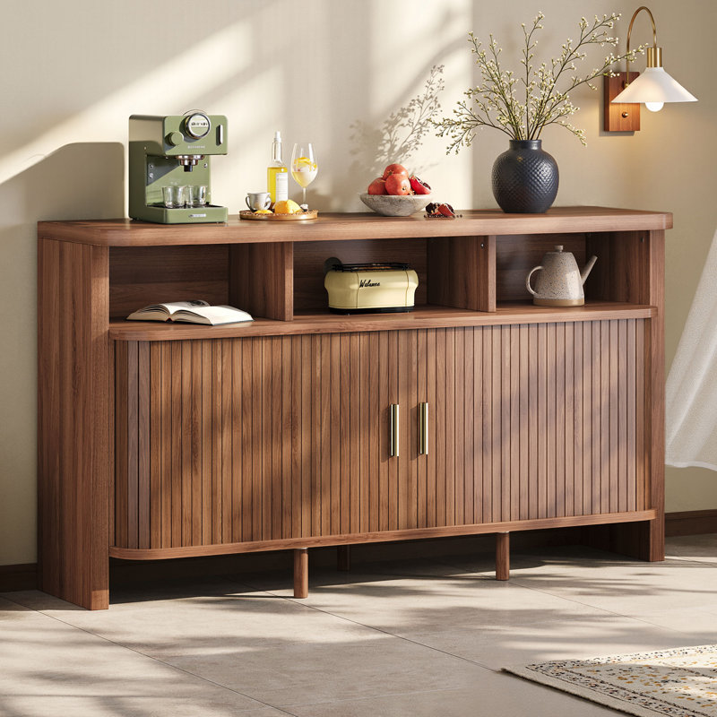 Buffet de 55 po avec rangement, crédence cannelée avec porte coulissante et tablette ouverte, console de style café moderne Mid-Century pour cuisine, salon, entrée, noyer