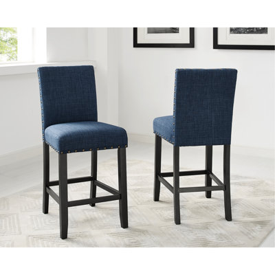 Tabourets de comptoir en tissu bleu, 2 chaises. Bois franc. Garniture cloutée. Lin et coton. Couleur foncée. Nettoyer les taches suggérer des sièges en hauteur. Structure en bois franc. Tissu. Finition. Instructions fournies