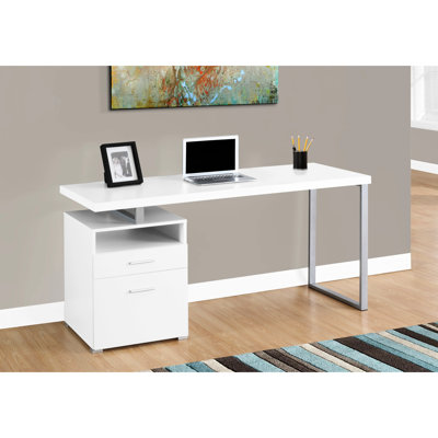 Bureau d'ordinateur de 60 po pour étudier: stratifié blanc, métal gris, espaces de rangement