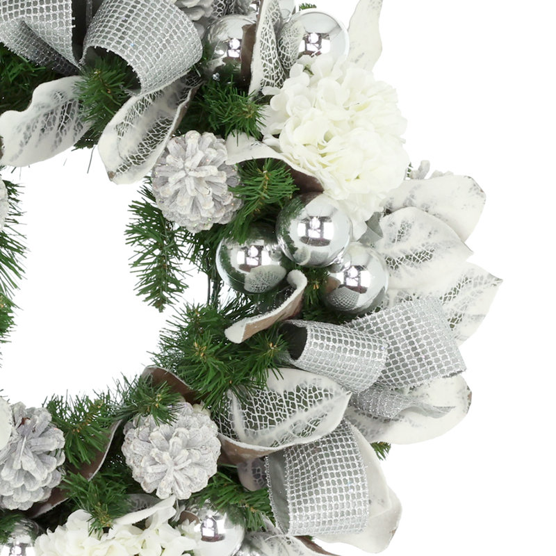 Couronne de Noël 30 po avec hortensias, ornements et boucles