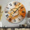 Horloge murale à spirales abstraites et or
