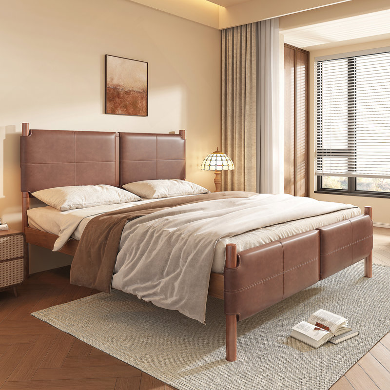 Grand lit avec tête de lit tapissier en cuir brun, structure en bois