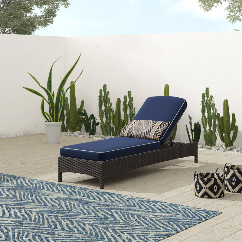 Chaise longue d'extérieur avec coussin Adelita