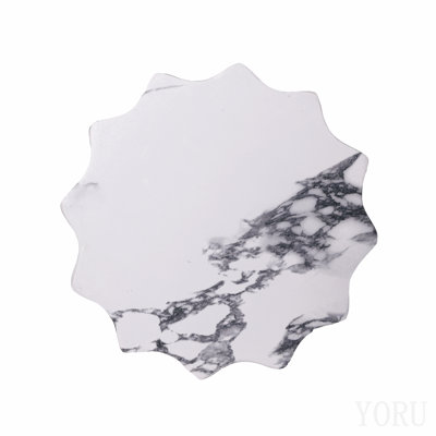 Table d'appoint d'extérieur moderne en béton de 49 cm de hauteur, table de bout de patio au design cannelé sculptural, table d'appoint résistante aux intempéries en forme de sablier pour jardin, balcon et piscine, imitation marbre