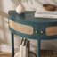 Table de bout unique en demi-lune avec porte coulissante en rotin, console élégante en demi-cercle avec 2 armoires de rangement en rotin et tablette inférieure pour le salon, la chambre à coucher, le bureau, le couloir (vert)