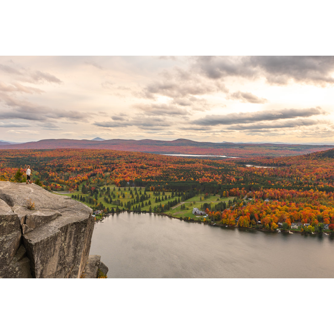 Frau schaut auf See und Wald im Herbst by A&J Fotos - Print