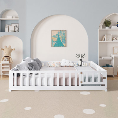Lit plateforme pleine grandeur avec clôture et porte pour enfants, cadre de lit Montessori avec lattes de soutien pour tout-petits, lit de plancher en bois