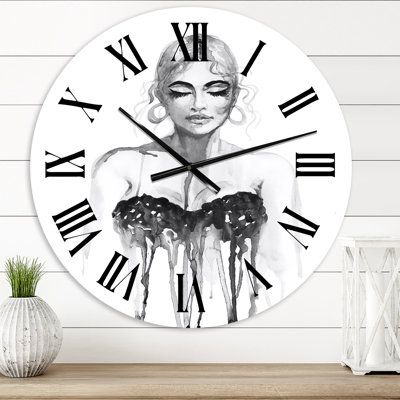 Portrait monochrome d'une femme portant une robe de soirée - horloge murale moderne