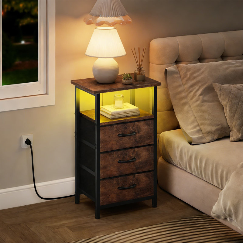 Table de chevet à DEL avec station de charge, table de chevet avec prise USB et prises, 3 tiroirs en tissu et éclairage RVB réglable pour la chambre à coucher, le salon ou le bureau
