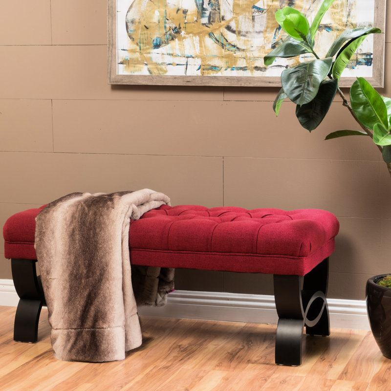 Élégant banc en tissu rouge avec un capitonnage exquis et un revêtement lisse d'un design élégant