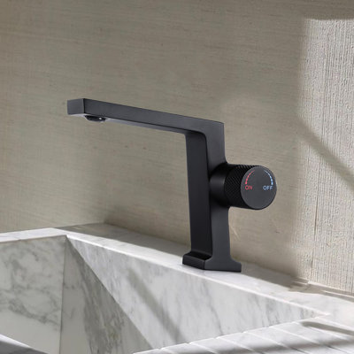 Robinet de lavabo de salle de bain à poignée simple 5,63 "en laiton massif avec bonde