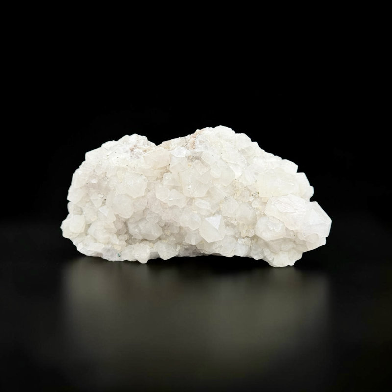 Cubes d'apophyllite cubique sur calcédoine