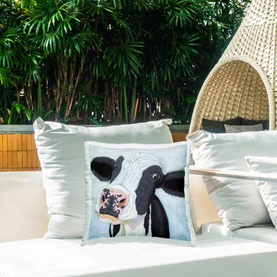 Coussin d'extérieur «Funny Cow Gaze» par Ashley Justice