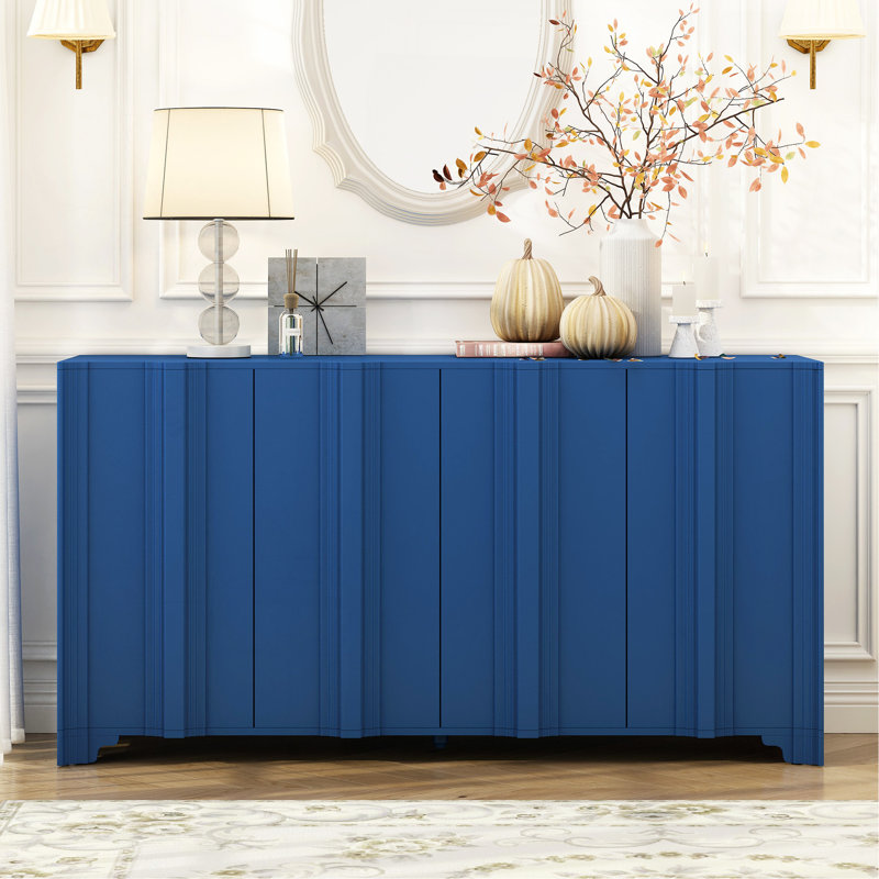 Buffet sophistiqué à 4 portes orné d'accents linéaires complexes et d'éléments luxueux en placage de pin multicouches, convenant aux salons, aux entrées et aux salles d'étude