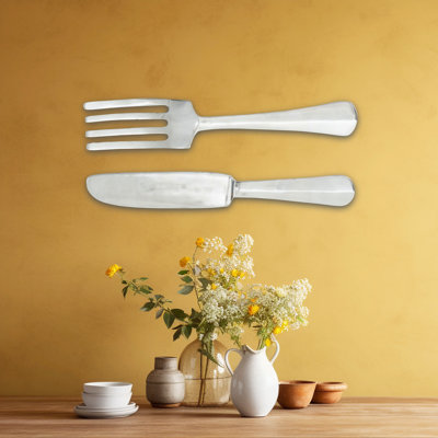 Sculpture murale en deux parties représentant un couteau et une fourchette, 59 cm (23,25 po)