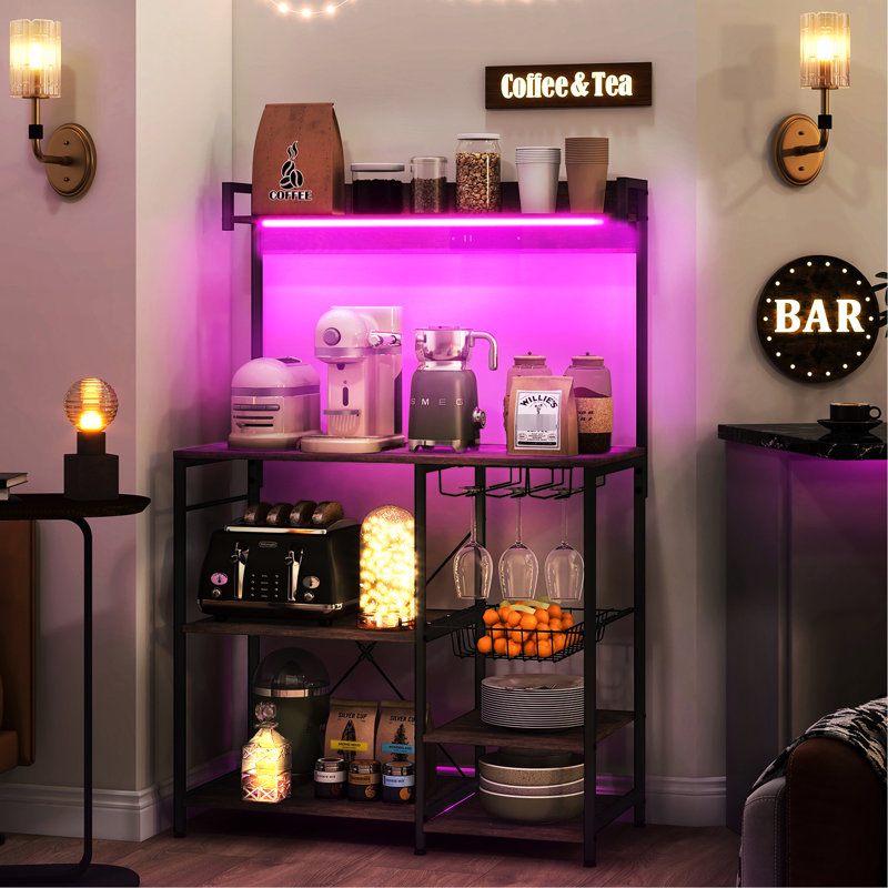 Étagère de boulanger de cuisine - teinte brun rustique. Prise de courant et lumières DEL. Rangement avec panier en métal, tablettes multiples, support pour four à micro-ondes Stand. Abondants supports en verre. Solide