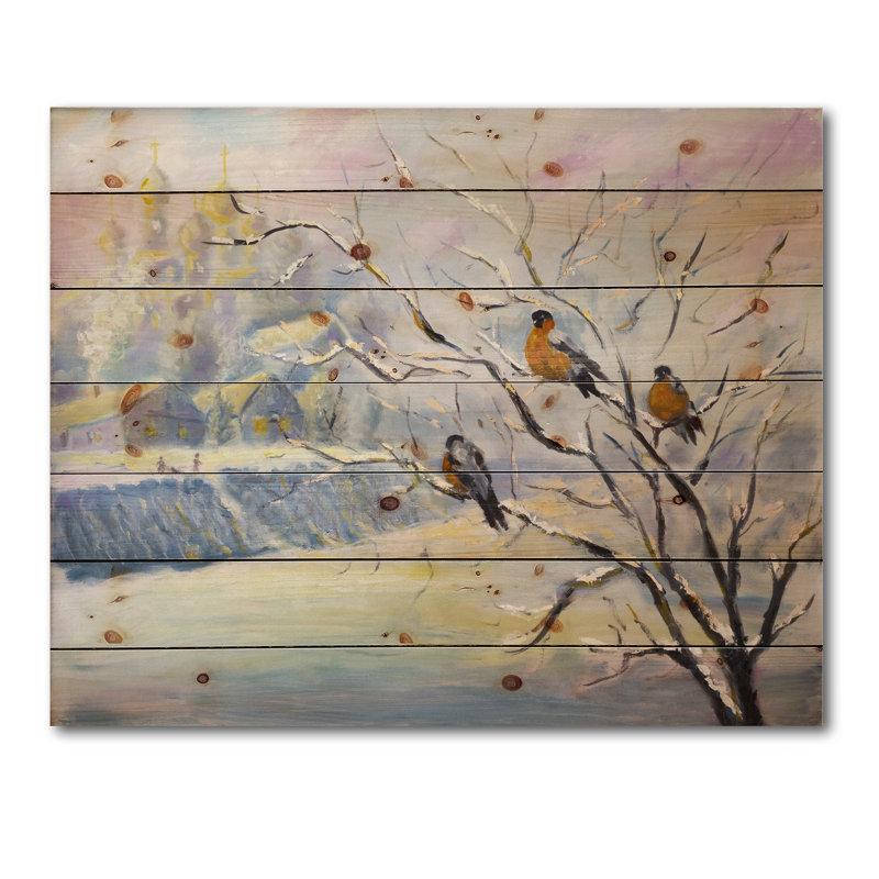 Oiseaux rustiques sur un arbre dans un village d'hiver - impression de ferme sur bois de pin naturel