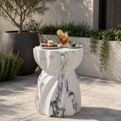 Table d'appoint en béton 19,29 pouces, table de bout de patio avec design sculpté cannelé, table d'appoint en forme de sablier résistante aux intempéries pour le jardin, le balcon et la piscine