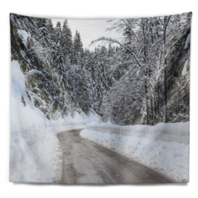 Paysage, route d'hiver brumeuse en tapisserie slovène