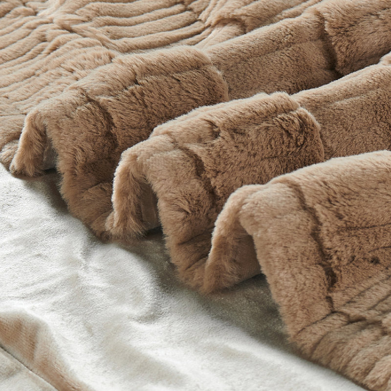 Jeté en fausse fourrure à rayures sculptées, Taupe clair