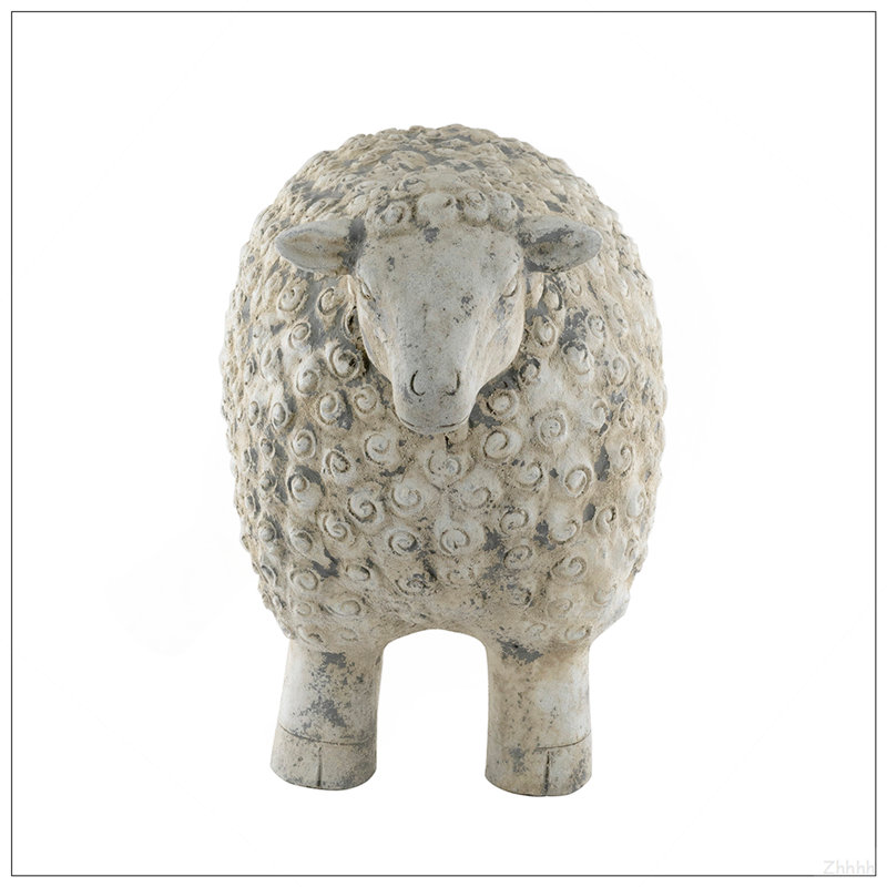 Figurine 25,5 x 13 x 18 po en forme de mouton au fini blanc patiné et gris vieilli, 18.1" H x 25.8" W x 13.2" D