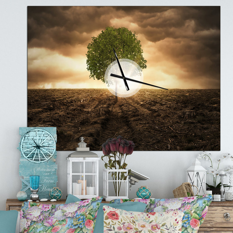 Arbre solitaire sous un ciel dramatique - horloge murale moderne, Petit