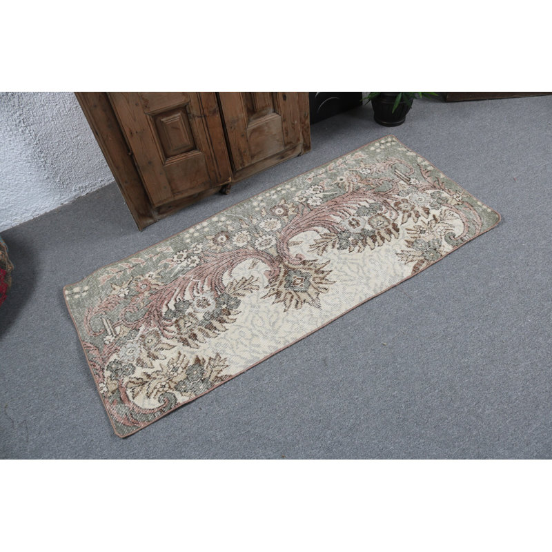 Tapis turc rétro à motif floral fabriqué à la main dans des tons pastel, parfait pour un décor romantique