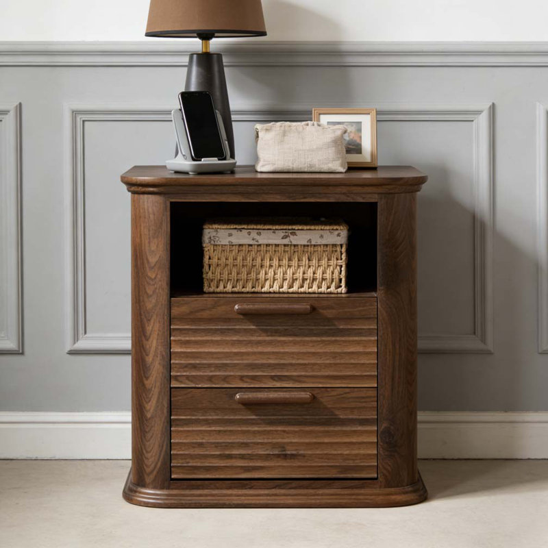 Table de chevet cannelée 22 po avec station de charge, Noyer