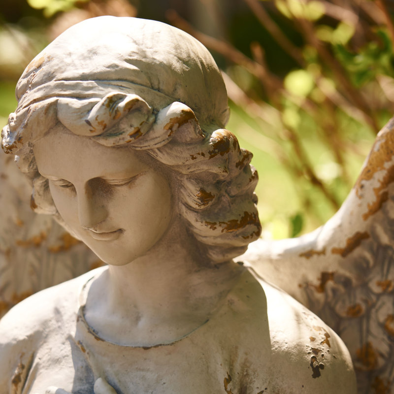 Statue de jardin tenant un ange magensium tenant un cœur