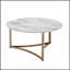 Table basse Aziz avec plateau en pierre frittée et finition champagne, durable et élégante pour les espaces de vie modernes