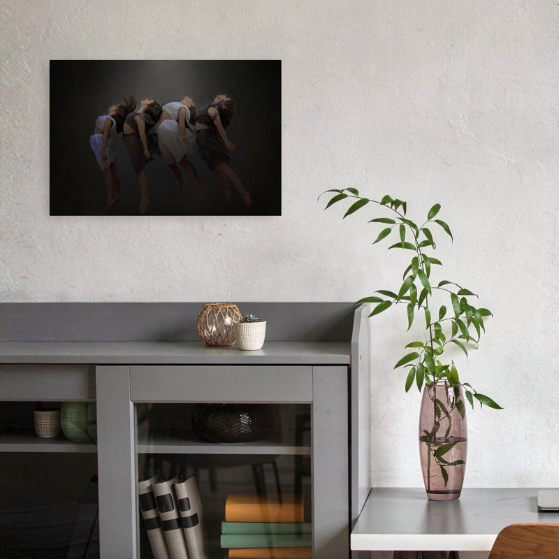 «Ethereal Floating Women Elegant Ethereal Serene», reproduction d'art murale, H 18 po x l 12 po