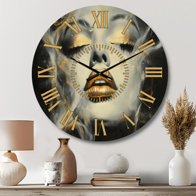 Horloge murale en métal noir glamour « Smoke and Golden Lips »