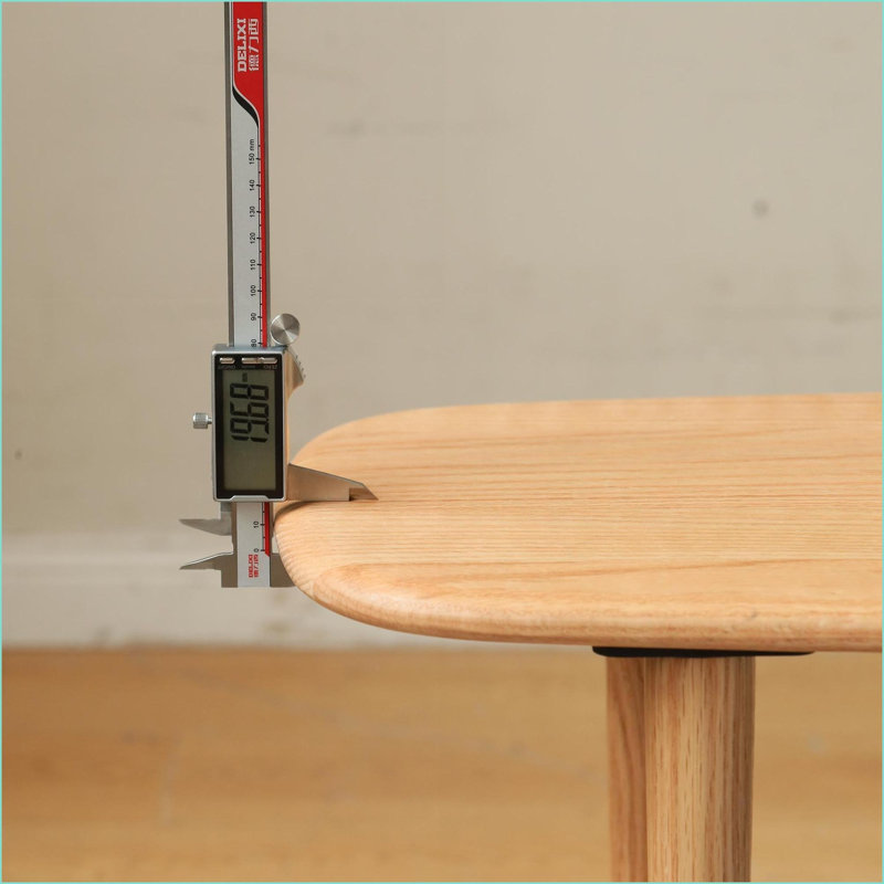 Table basse en placage de marbre noyer avec 2 espaces de rangement, peu encombrante pour le salon