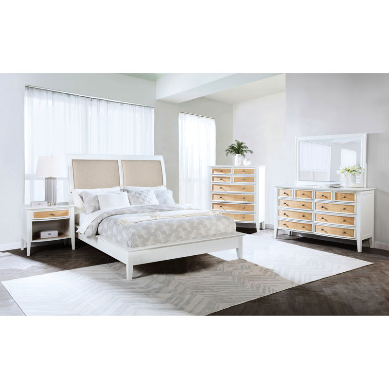 Table de chevet blanche de style côtier, détails, tablette ouverte et pieds fuselés pour une utilisation dans la chambre à coucher avec finition, accents,