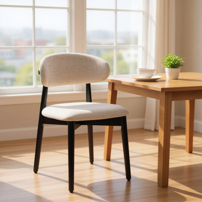 Ensemble de quatre chaises de salle à manger sans accoudoirs avec rembourrage en lin beige et pieds en bois massif noir pour la salle à manger, le salon, la salle de réunion
