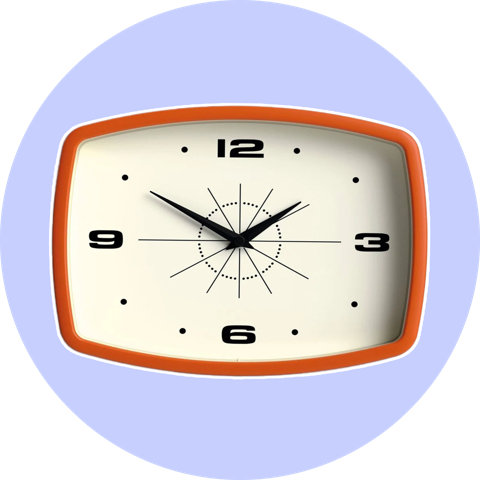 Une horloge murale rétro orange avec un cadran blanc et des chiffres noirs, sur un fond circulaire violet.