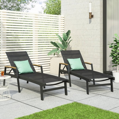 Chaise longue avec dossier réglable et confort luxueux pour la détente