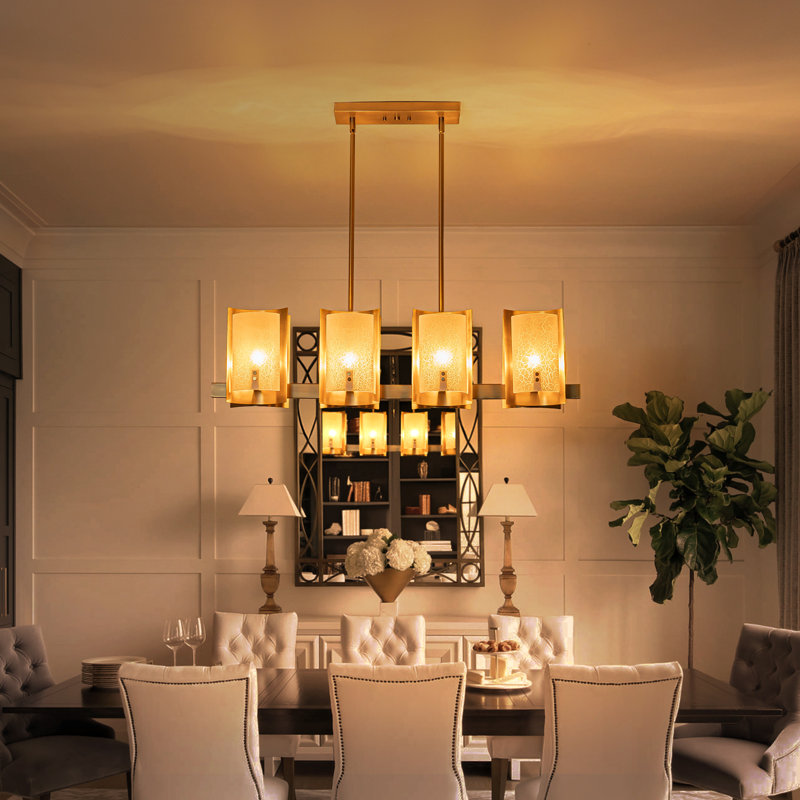 Lustre linéaire moderne en or brossé à 8 lumières, îlot de cuisine avec verre blanc craquelé, hauteur réglable
