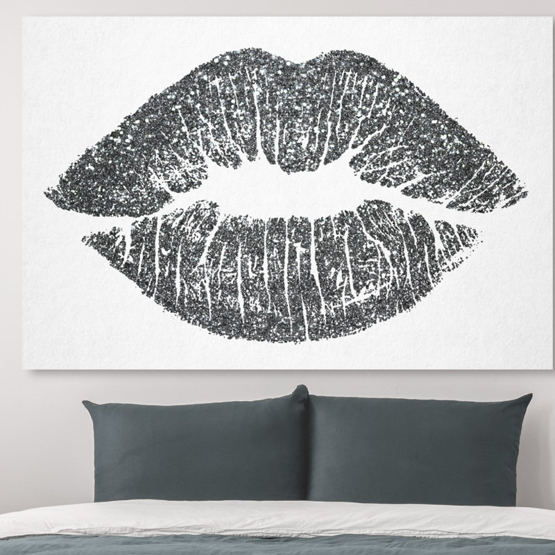 «Solid Kiss» - Impression sur toile, H 36 po x l 54 po