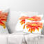 Grand coussin décoratif orange Gerbera sur fond blanc