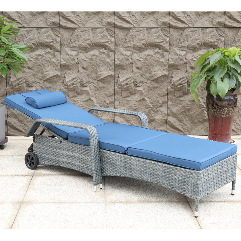 Chaise longue simple en osier avec roulettes et coussins d'accoudoirs Gerritt, Gris clair