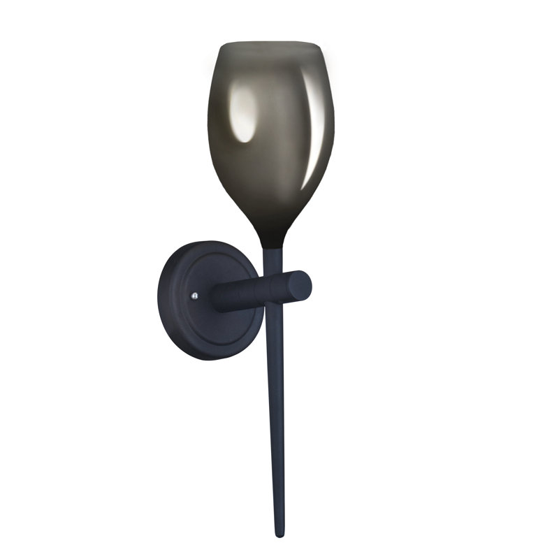 Izza Wallchiere, Smoky