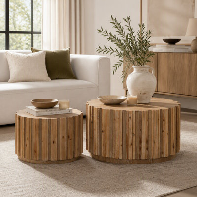 Ensemble de 2 tables basses gigognes rondes avec structure à lattes verticales et finition noyer