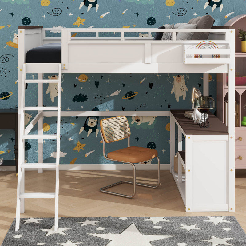 Grand lit mezzanine intégré avec un bureau, un support de rangement ouvert et une prise de recharge USB