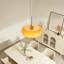 Luminaire suspendu orange à une lumière