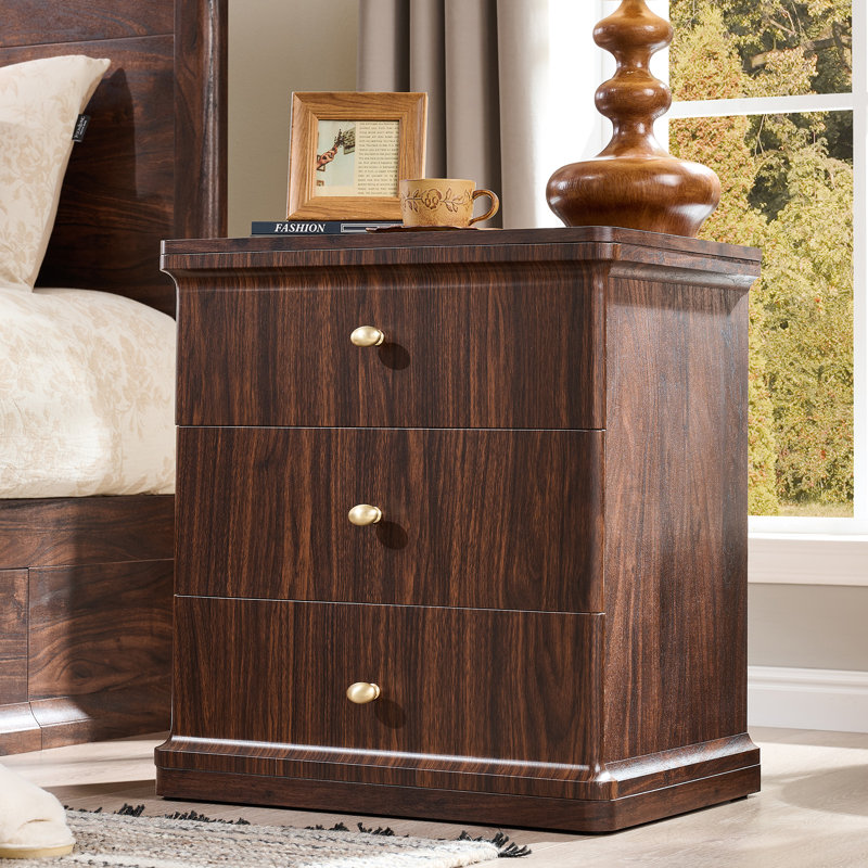 Table de chevet moderne de 23,6 po de hauteur avec station de charge, table de chevet en bois de 21,65 po de largeur avec 3 tiroirs de rangement, grande table de bout de style Mid-Century pour la chambre à coucher, brun 