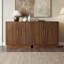 Buffet Mid-Century de 32,87 po de style Mid-Century avec portes à arches cannelées pour le salon, la salle à manger et l'entrée, brun noyer-854649284