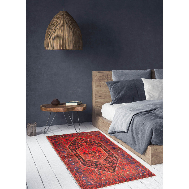 Tapis rouge Anadol 4 pi 6 po x 7 pi 4 po